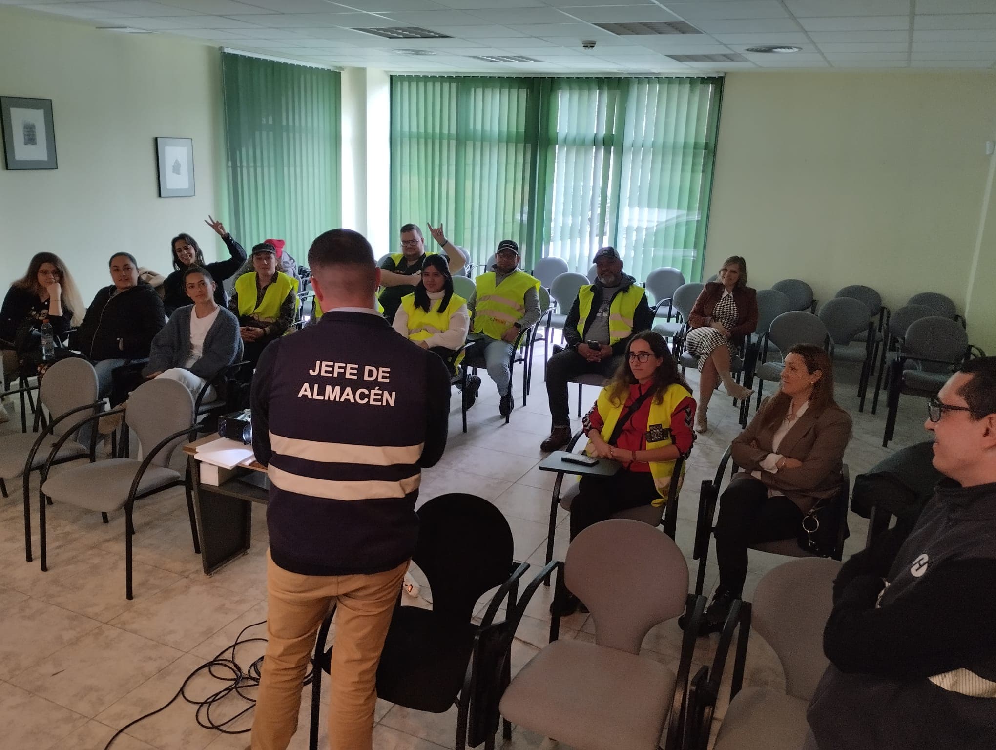 Gabriel impartiendo teoría en aula a sus alumnos.