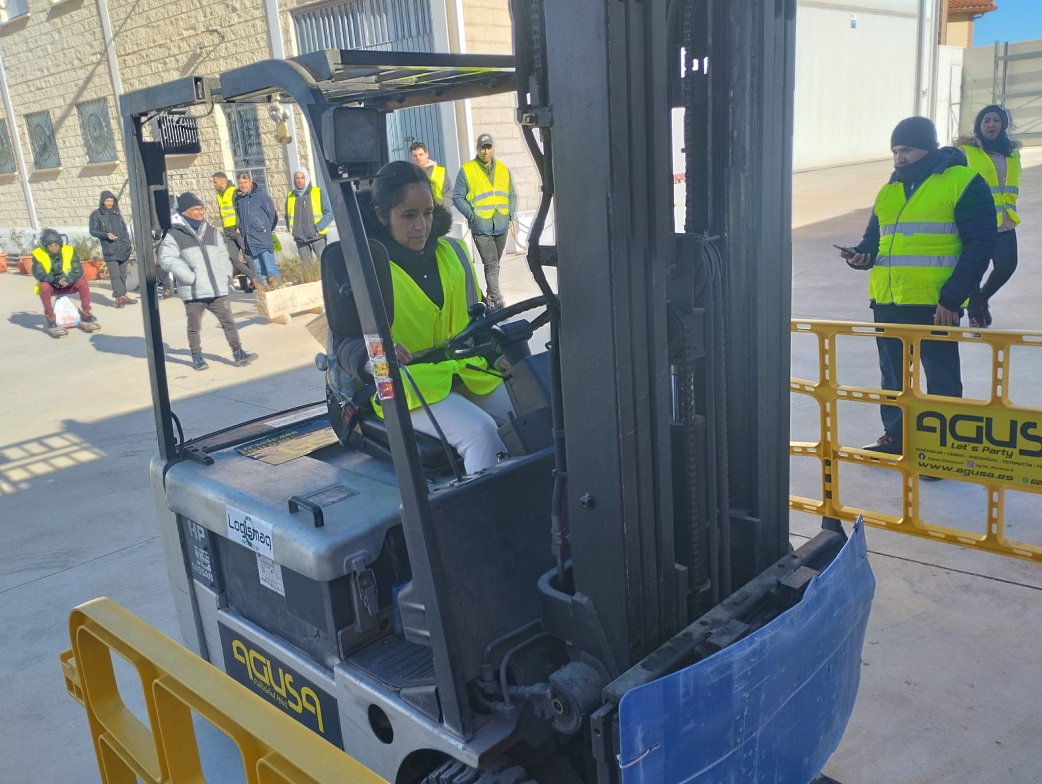 Estudiante operando la grúa por primera vez bajo supervisión.
