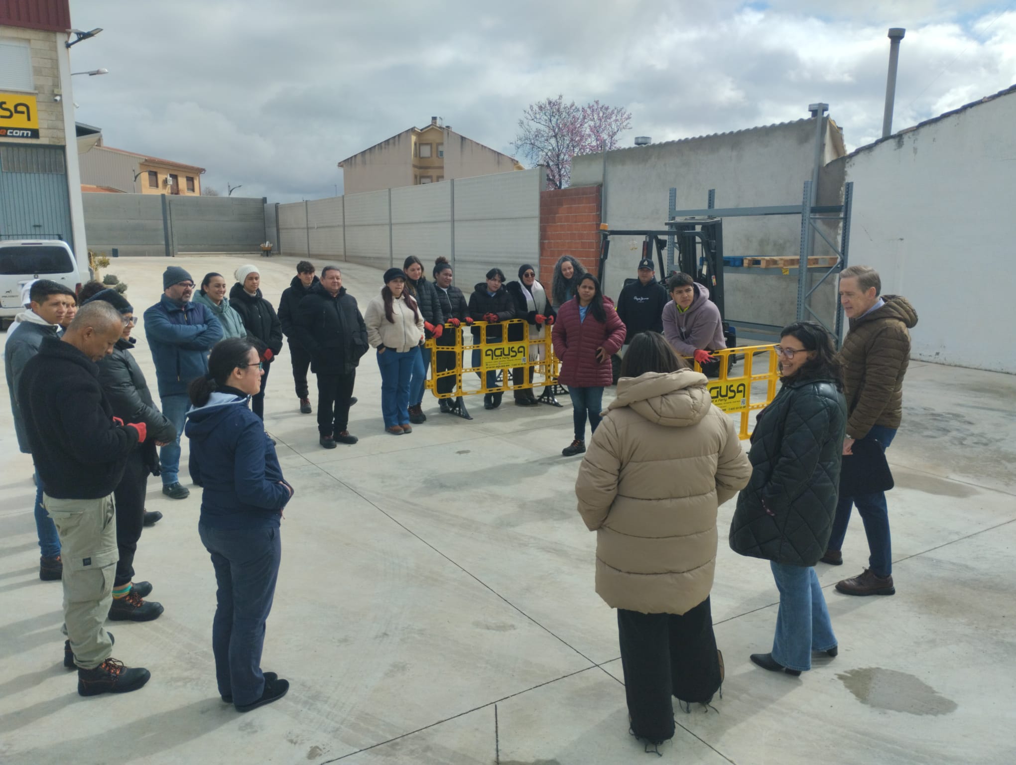 Alumnos en el patio recibiendo instrucciones de Gabriel antes de la práctica.
